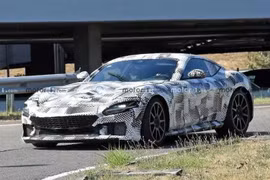 Ferrari V12 lộ ảnh chạy thử trên đường đua