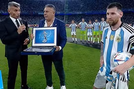 Lập hat-trick, Messi sánh vai với Ronaldo và Daei