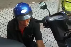 Bị kiểm tra nồng độ cồn, người đàn ông cầm bật lửa, rút van xăng
