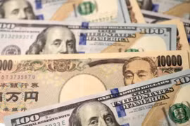 Sau thời gian dài “kèo dưới”, USD “chợ đen” đã vượt qua USD ngân hàng