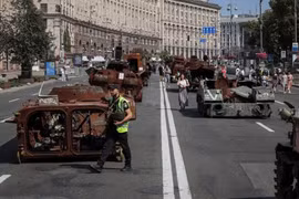 Ukraine trưng bày xe tăng Nga bị phá hủy