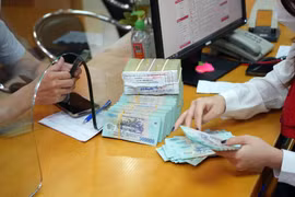 Lãi suất huy động lại “cắm đầu”, giảm tới 0,9%/năm