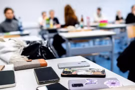 Hà Lan cấm điện thoại di động trong lớp học