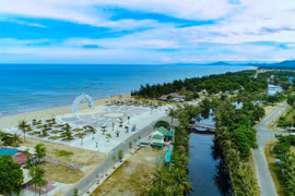 Biển Hà Tĩnh thu hút khách du lịch trong dịp Hè