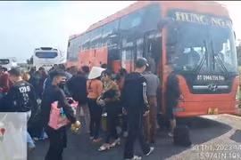 Xe khách sử dụng tem kiểm định giả, chở quá 30 người
