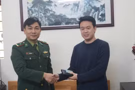 Lào Cai: Bộ đội biên phòng nhặt được ví tiền, đăng mạng Zalo tìm người trả lại