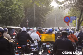 Hà Nội: Sau kỳ nghỉ Tết, đường phố lại ùn tắc giờ cao điểm
