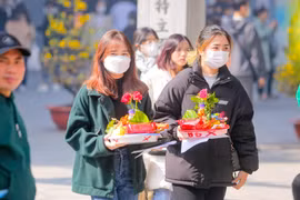 Nam thanh nữ tú đi lễ chùa Hà với ước nguyện "khi đi lẻ bóng, khi về có đôi"