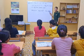 Người thầy giáo mang quân hàm xanh “thắp sáng” vùng biên giới Gia Lai
