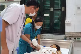 Điện thoại phát nổ khi đang sạc khiến cho người phụ nữ bị mù mắt, cụt tay