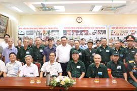 Chủ tịch UBND TP Hà Nội Trần Sỹ Thanh thăm hỏi người có công, thân nhân liệt sĩ