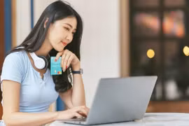 Tiêu dùng số lên ngôi đi đôi với thanh toán không tiền mặt