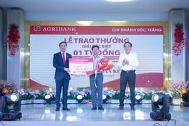 Agribank trao thưởng giải Đặc biệt 01 tỷ đồng cho khách hàng gửi tiền tại Sóc Trăng