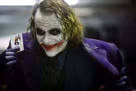 Lý do xuất hiện vết sẹo trên mặt Joker trong 'The Dark Knight'
