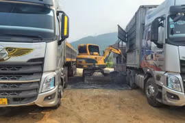 'Nhức nhối' tình trạng xe chở than quá tải tung hoành từ cửa khẩu Quốc tế La Lay về cảng Chân Mây