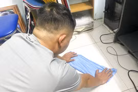 Người Hà Nội “vật lộn” với thời tiết nồm ẩm, sàn nhà “đổ mồ hôi”