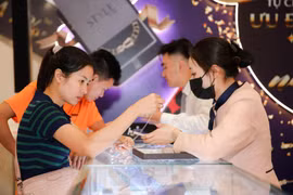 Quà - Thứ dẫn lối trái tim để tạo ra ngày Valentine vật chất hay chân thật?