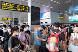 Cục Hàng không lên tiếng việc khách phải mua vé máy bay vượt trần