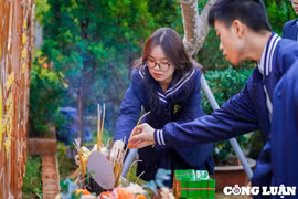 Học sinh dâng hương tưởng nhớ thầy Văn Như Cương