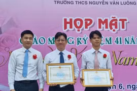 Khen tặng các Hiệu trưởng, nhà trường có sáng kiến kêu gọi hỗ trợ thẻ BHYT cho học sinh nghèo