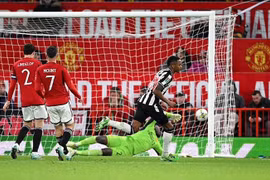 Để thua Newcastle, MU bị loại khỏi Cúp Liên đoàn Anh