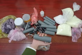 Học trên mạng làm pháo đốt, bé trai 14 tuổi bỏng mặt, dập tay