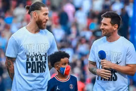Sau Messi, Ramos nối bước chia tay PSG