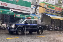 Người đàn ông bị điện giật tử vong khi lên mái nhà quét rác lúc trời mưa