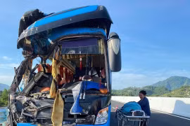 Khánh Hoà: Xe khách chở đoàn từ thiện va chạm với xe tải khiến 2 người tử vong