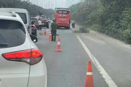 Va chạm với xe khách, cô gái trẻ điều khiển xe máy tử vong