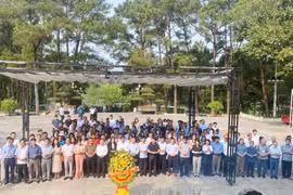 Đoàn đại biểu dự Hội thảo Báo Đảng dâng hương tại Nghĩa trang liệt sĩ quốc gia Trường Sơn