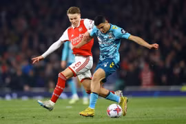 Hòa hú vía đội bét bảng Southampton, cơ hội vô địch của Arsenal thấp dần