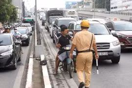 Hà Nội: Ngăn chặn tình trạng xe máy đi vào đường Vành đai trên cao
