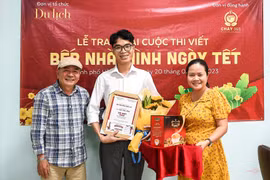 Trao giải thưởng cuộc thi viết "Bếp nhà mình ngày Tết"
