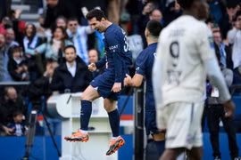 Messi ghi siêu phẩm phút bù giờ giúp PSG thắng nghẹt thở trước Lille