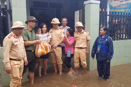 Cảnh sát giao thông hỗ trợ người dân Đà Nẵng bị ngập