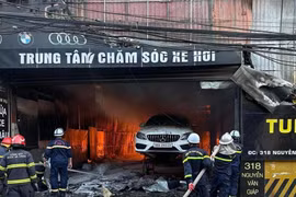 Hà Nội: Cháy lớn tại ga ra, nhiều ô tô bị thiêu rụi