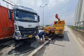 Hà Nội: Xe đầu kéo mất lái, tông vỡ lan can đường Vành đai 3 trên cao