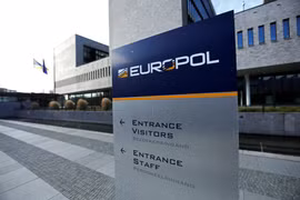 Europol và Interpol phối hợp bắt 62 kẻ buôn người