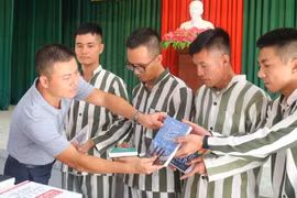 Tạp chí Đầu tư Tài chính tặng sách cho thư viện trại giam Xuân Hà