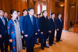 Chủ tịch Quốc hội Vương Đình Huệ dâng hương tưởng niệm Chủ tịch Hồ Chí Minh