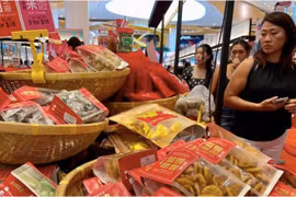 Trung Quốc: Sôi động thị trường bán đồ ăn vặt dịp Tết bất chấp nhiều thách thức