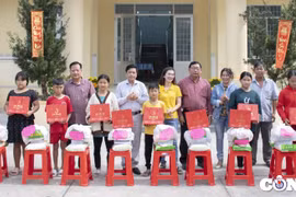 Hội Nhà báo tỉnh Kiên Giang tặng quà tết cho người nghèo tại xã Định Hoà, huyện Gò Quao
