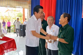 Phó Trưởng ban Thường trực Ban Nội chính Trung ương Võ Văn Dũng viếng Đền thờ Bác Hồ tại Bạc Liêu