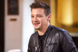 'Thần tiễn' Jeremy Renner xuất viện sau tai nạn kinh hoàng