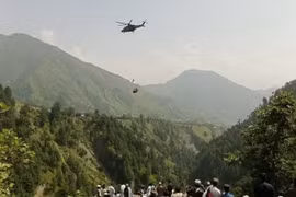 Pakistan dùng trực thăng giải cứu 8 người mắc kẹt trên cáp treo