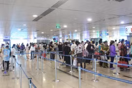 Cảng hàng không Tân Sơn Nhất bổ sung biển báo ưu tiên cho hành khách