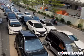 Ô tô xếp hàng dài trăm mét mòn mỏi chờ đợi đăng kiểm tại Hà Nội
