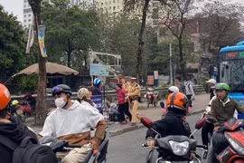 Người phụ nữ cướp điện thoại bị Cảnh sát giao thông bắt giữ