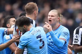 Đánh bại Newcastle 2-0, Man City phả hơi nóng vào Arsenal